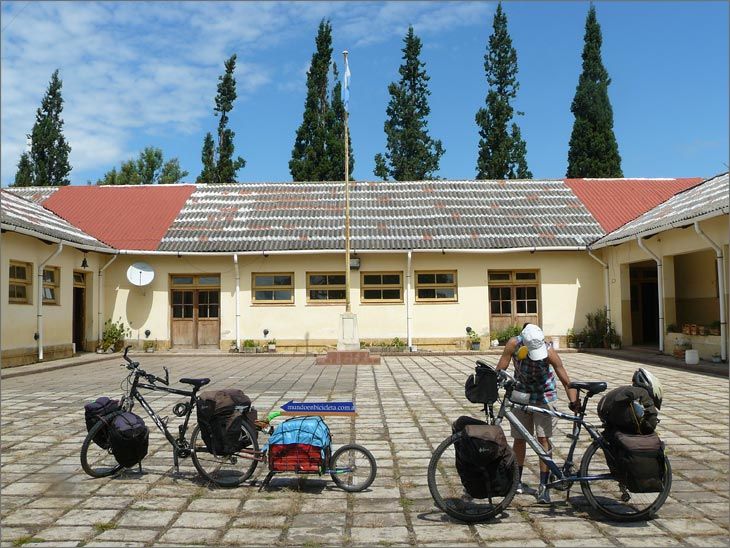 i81_08_escuelas_argentinas_mundoenbicicleta_salta