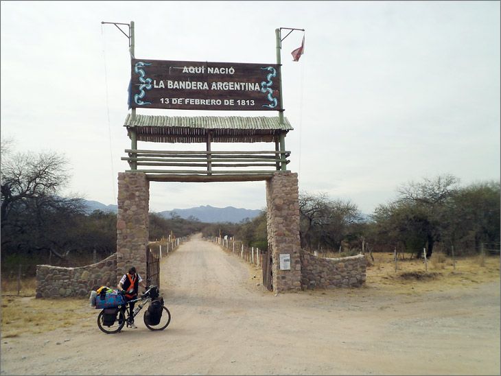 i86_15_juramento_bandera_argentina_salta_viajar_mundo_en_bicicleta